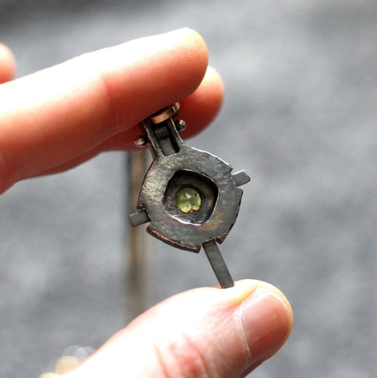 Gothic kinematic green sparkle sphene cross - Image 2