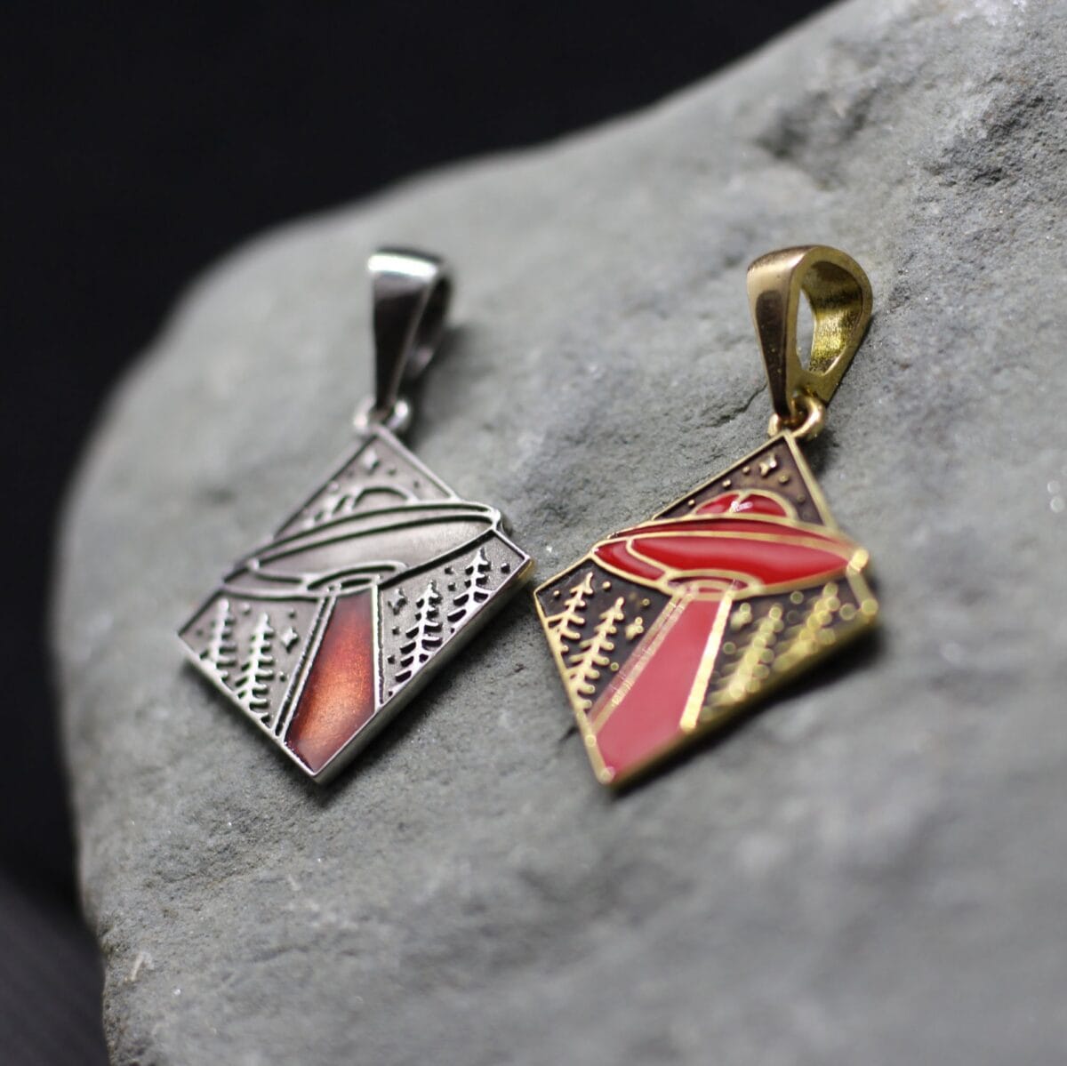 UFO Flying saucer X-files pendant with enamel - Image 1