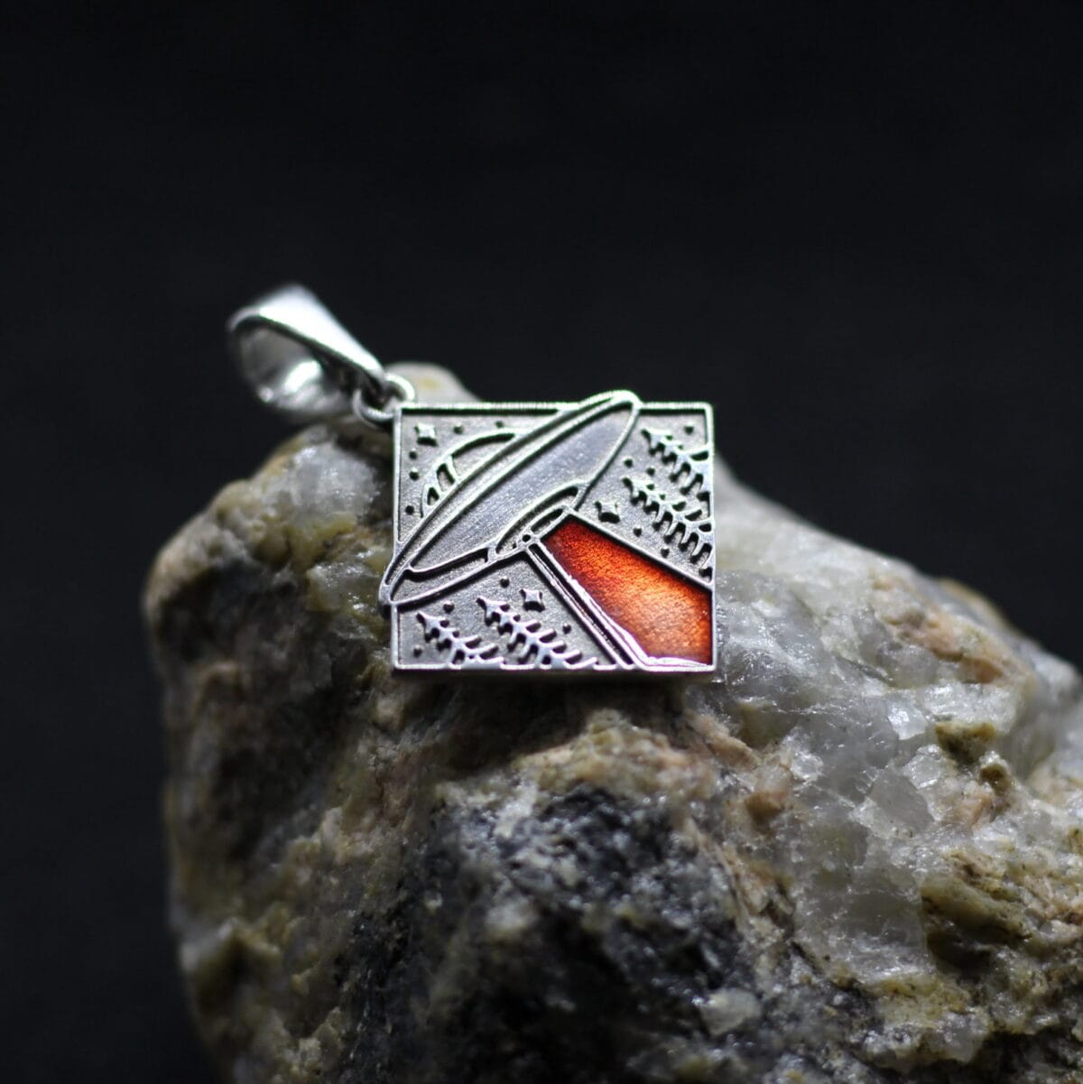 UFO Flying saucer X-files pendant with enamel - Image 5