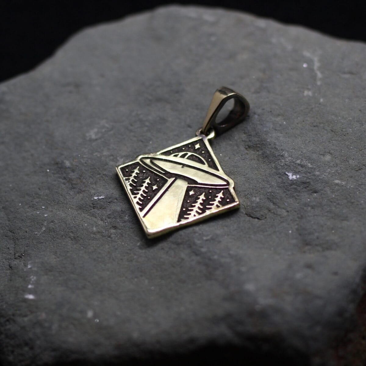 UFO Flying saucer symbol pendant - Image 4