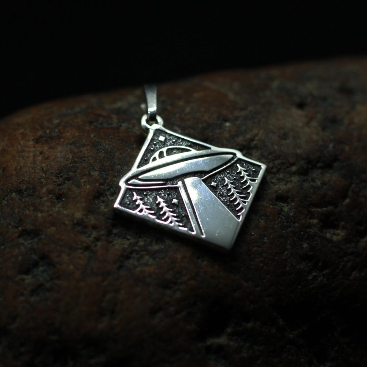 UFO Flying saucer symbol pendant - Image 3