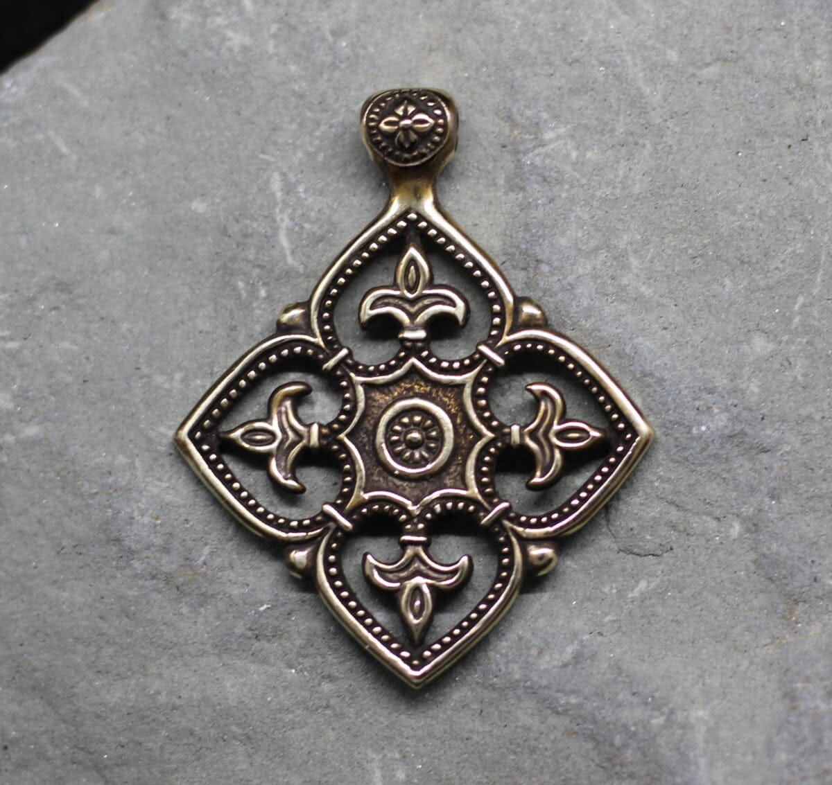 Lily pattern pendant - Image 1