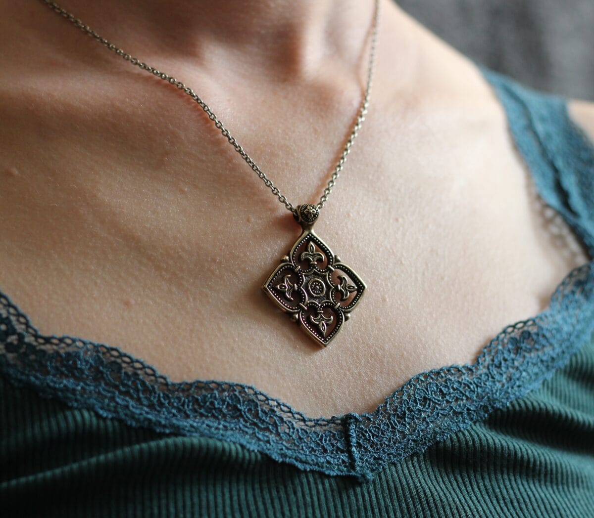 Lily pattern pendant - Image 5