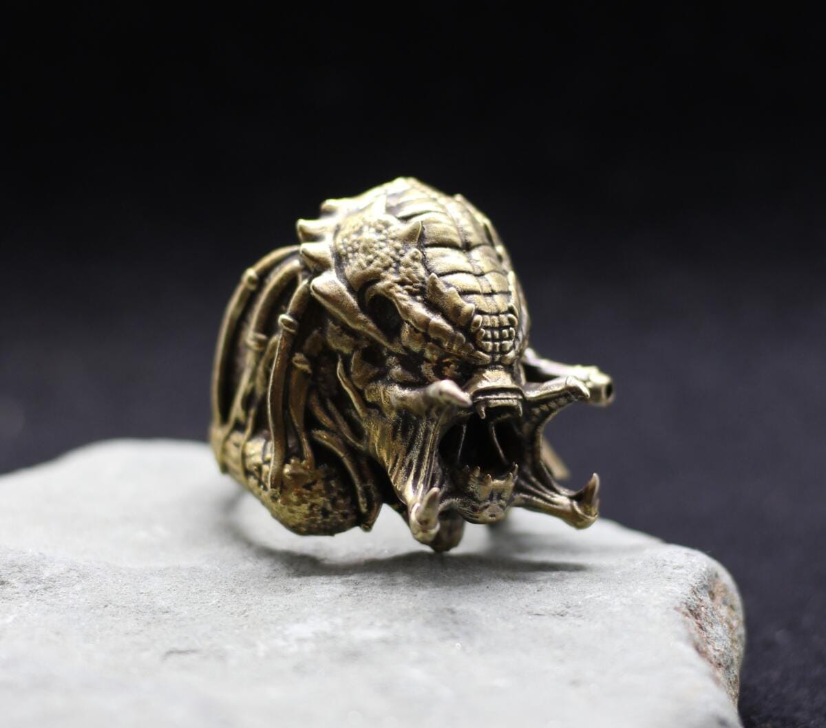 Predator face of alien ring with cannon